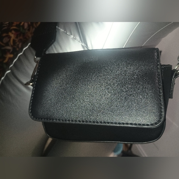 Elegant Black Crossbody Bag - Picture 4 of 4